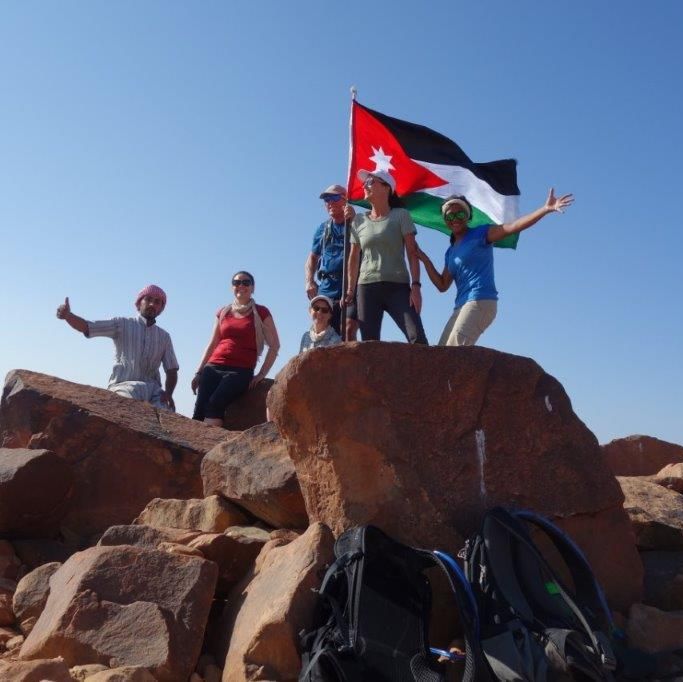 grupo de senderistas haciendo cumbre en jordania 