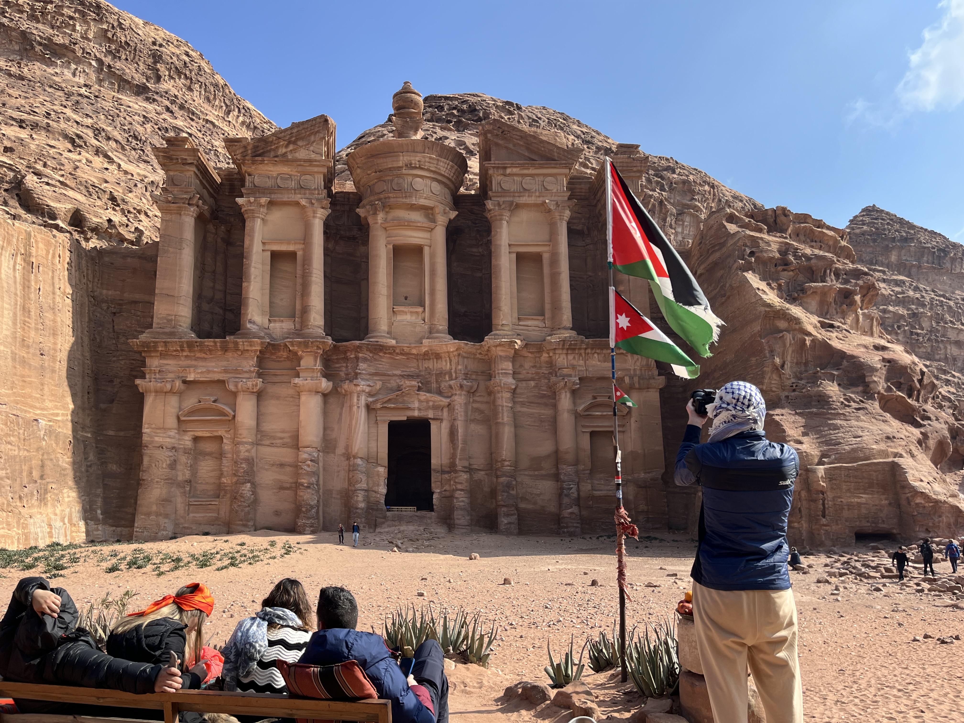 grup de Senderista en fruente del monastero Petra Jordania 
