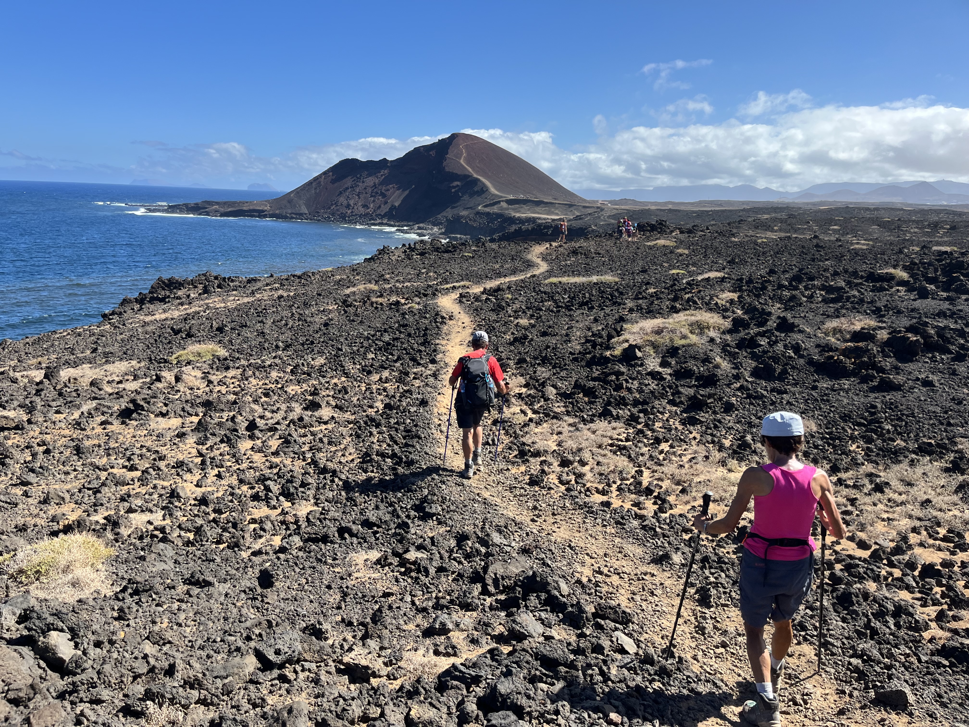 Viaje de Grupo a Lanzarote caminando en la costa 
