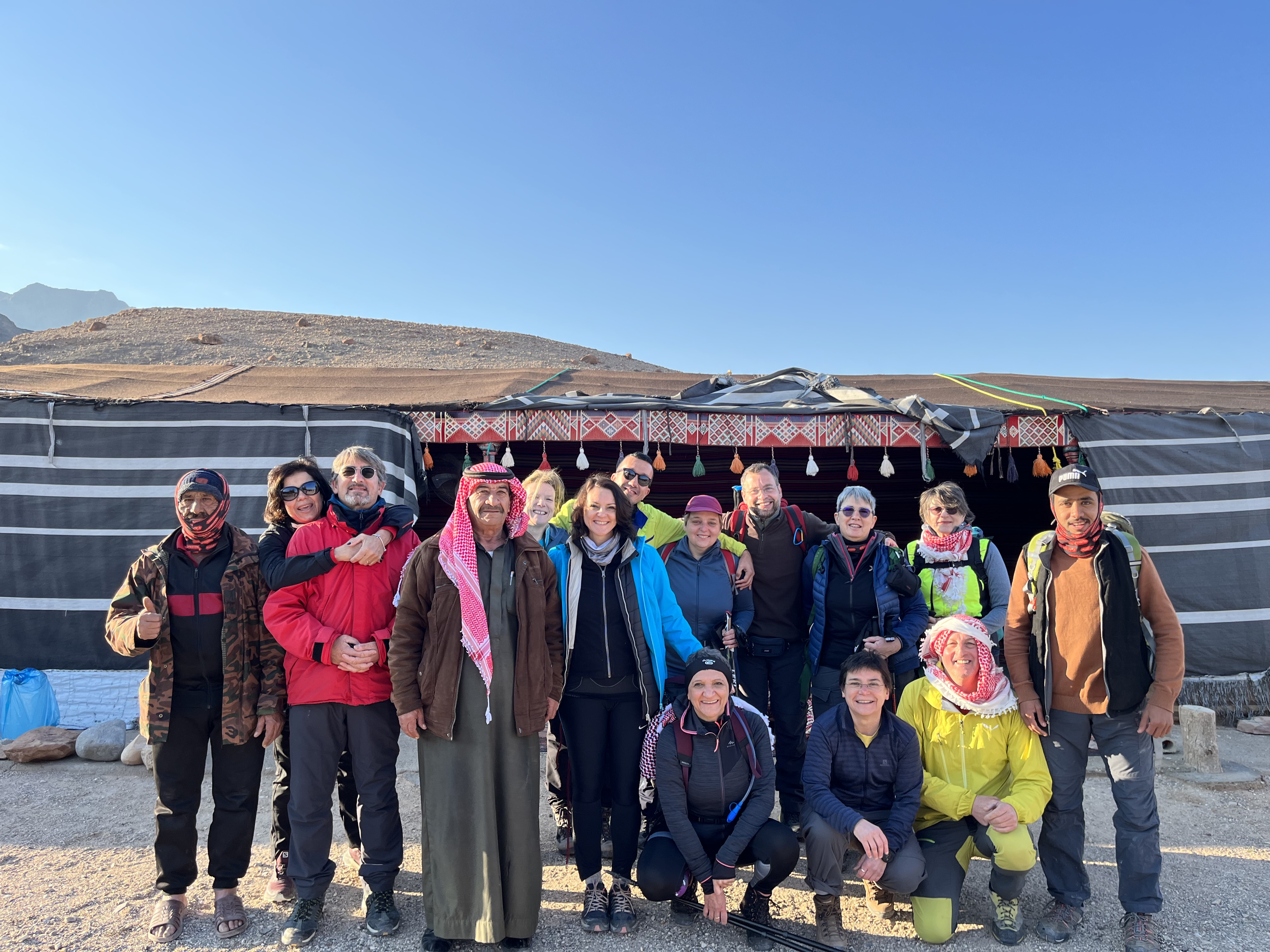 Grupo de senderista foto campo base Jordania 